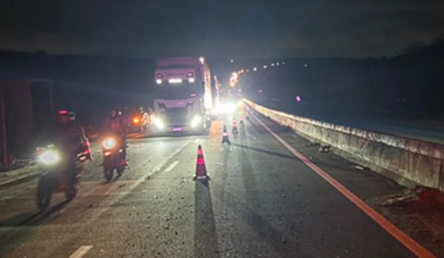 Caminhão tombado após colisão traseira na BR-304, RN.