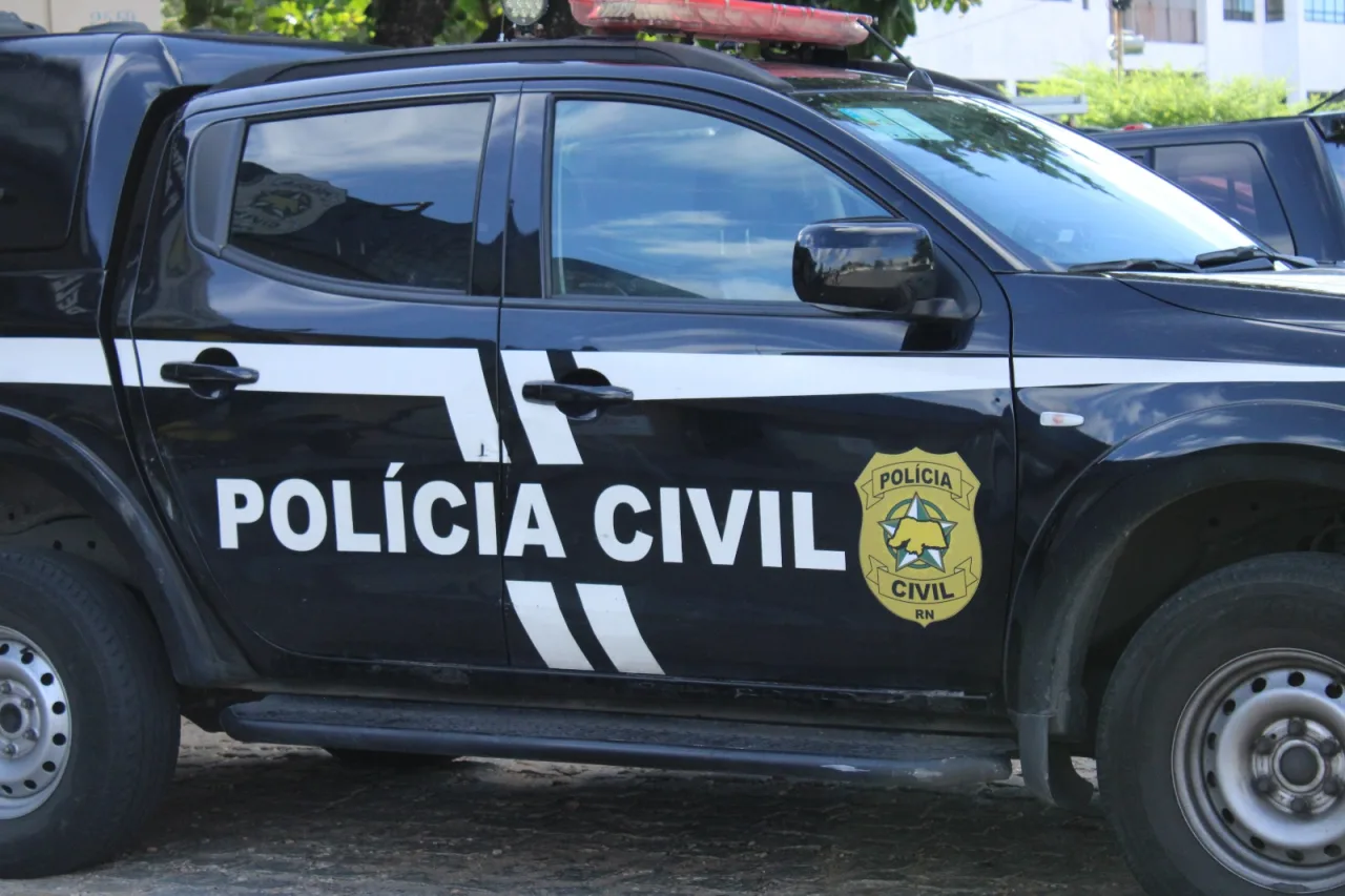 Fachada de delegacia da Polícia Civil em região metropolitana.