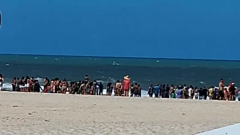 Equipes do Corpo de Bombeiros realizam buscas no mar em Barra do Cunhaú.