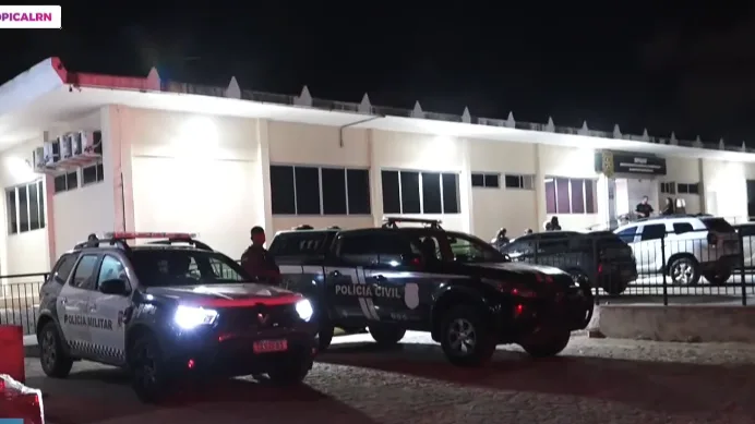 Viaturas da Guarda Municipal estacionadas na via pública.