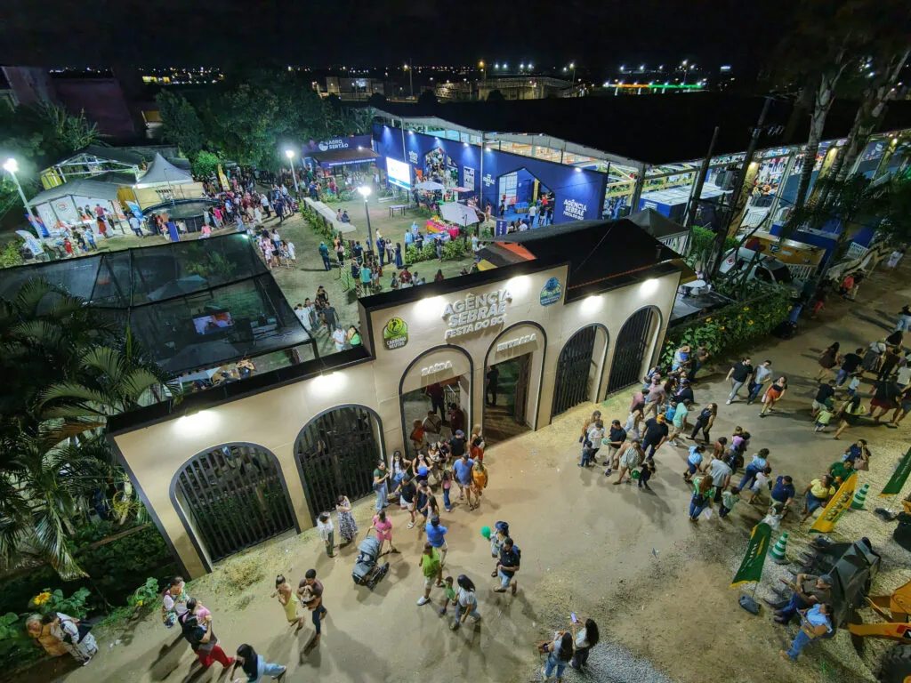 Estrutura noturna da Agência Sebrae no Parque Aristófanes Fernandes