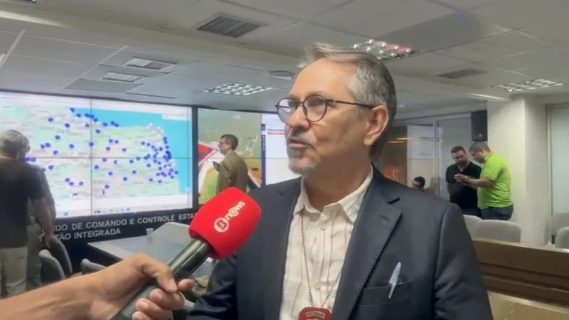 Equipe da Polícia Civil atuando na apreensão de material eleitoral e valores em espécie.