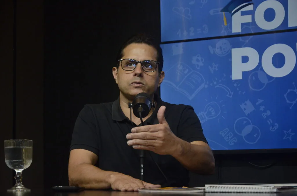 Aldo Fernandes em pronunciamento oficial no estúdio