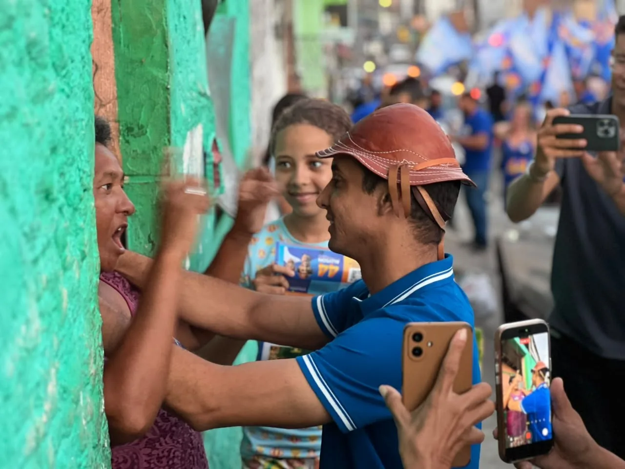 Allyson Bezerra durante caminhada política em Natal, RN