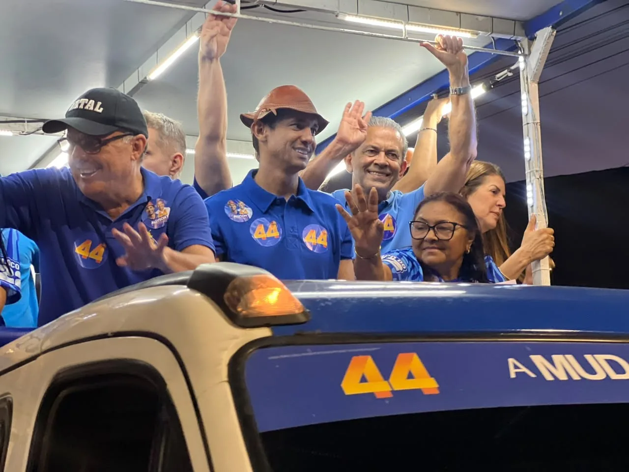Candidato Allyson Bezerra em carro aberto durante campanha na Zona Norte de Natal