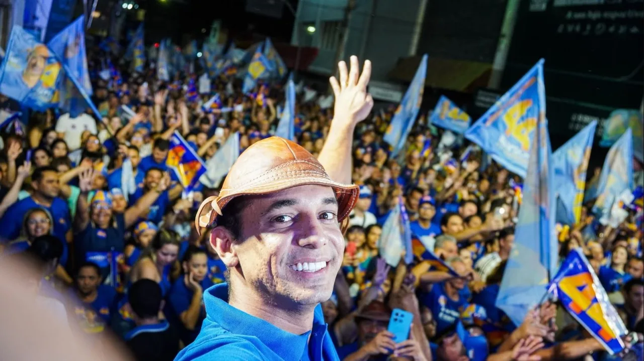 Candidato Allyson Bezerra durante ato de campanha em Mossoró.