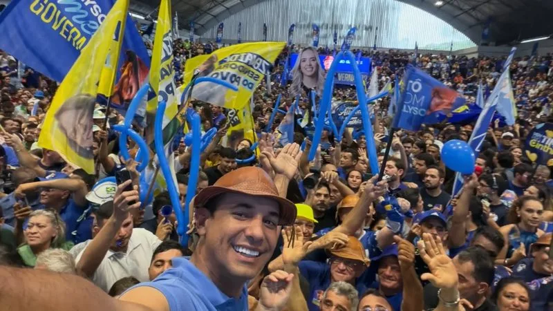 Candidato ao governo Allyson Bezerra durante agenda de campanha no interior do estado.