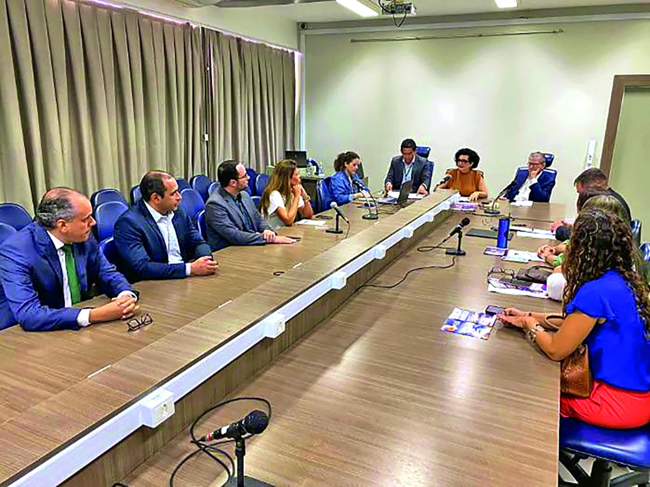 Integrantes da ALRN e Rede Ouvir RN celebram a entrega do selo Aqui Tem Ouvidoria.