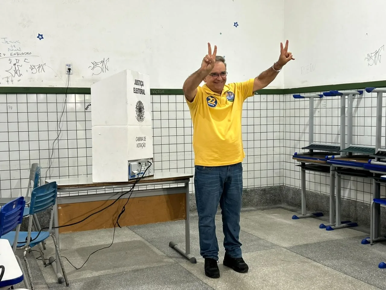 O candidato Álvaro Dias (PL) cumprimentando apoiadores ao chegar para votar em Natal.