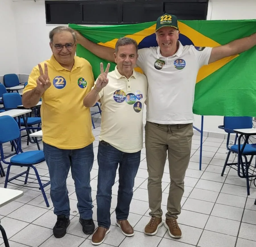 Álvaro Dias, Rogério Marinho e Coronel Hélio posam juntos durante o dia de votação