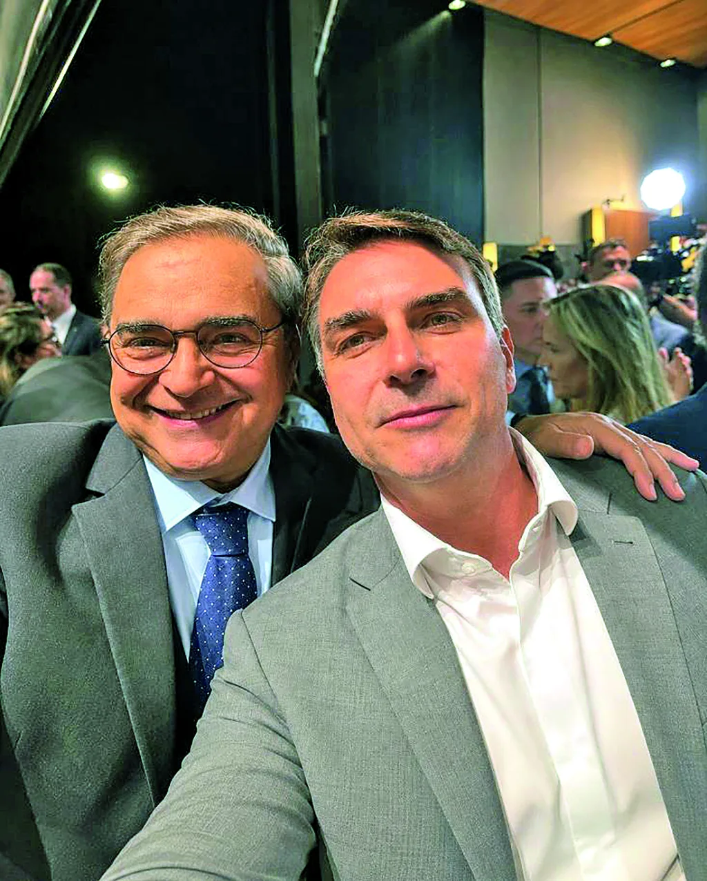 Álvaro Dias e Flávio Bolsonaro posam juntos em evento político.