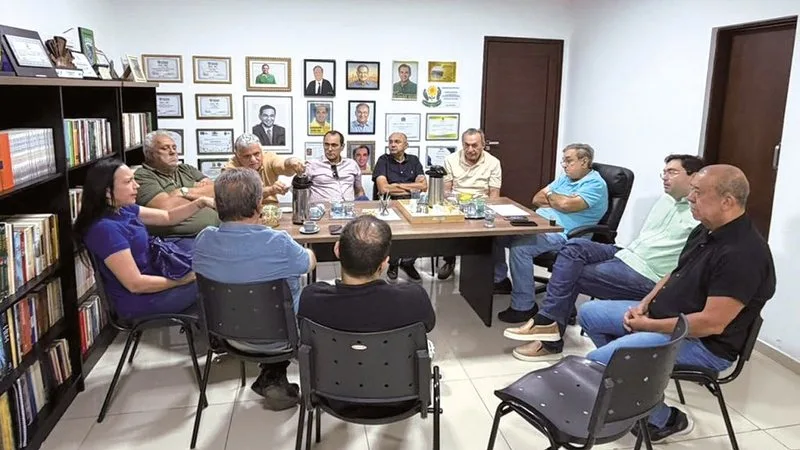 Álvaro Dias em conferência com aliados do Partido Liberal.