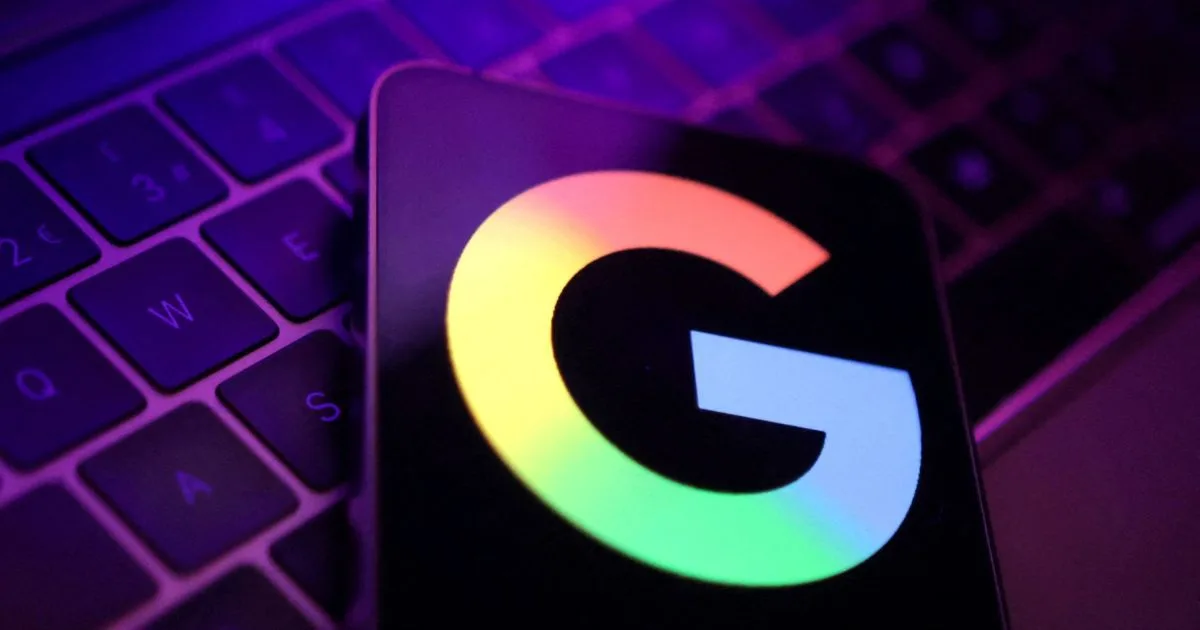 Logotipos de aplicativos Android e interface do sistema operacional em um smartphone.