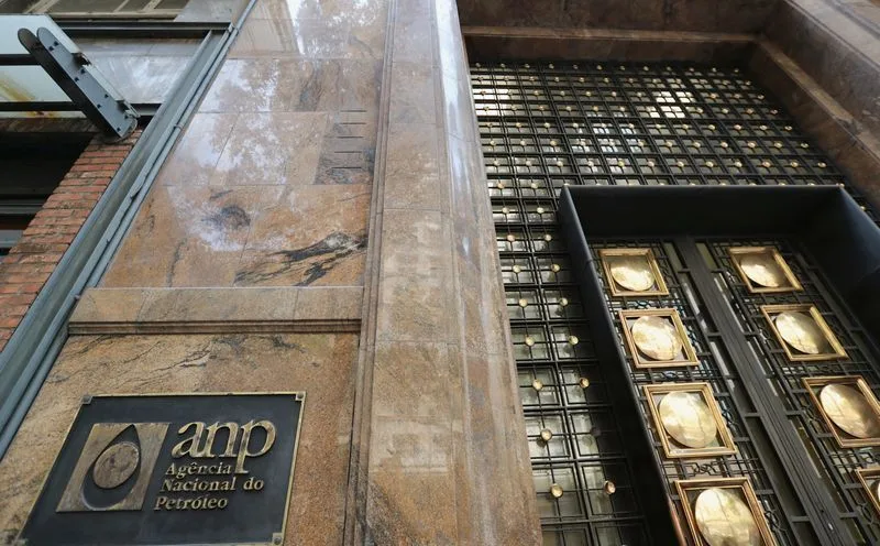 Sede da ANP com destaque para os documentos de parceria assinados.