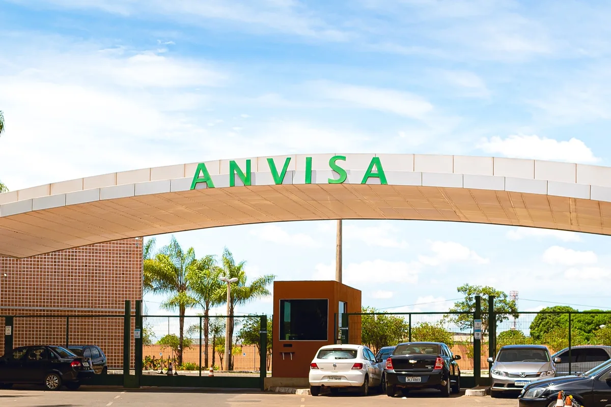 Logotipo e instalações da Anvisa em Brasília.