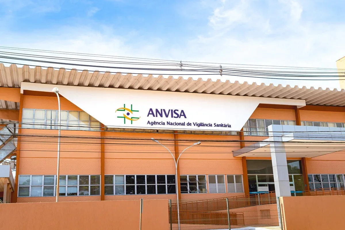 Fachada da sede da Anvisa em Brasília com sinalização da instituição.