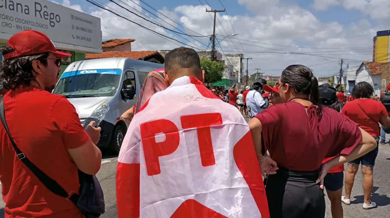 Apoiadores do candidato Lula concentrados no bairro do Alecrim em Natal.