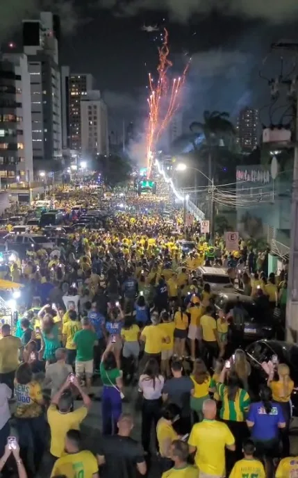 Manifestação de apoiadores de Flávio Bolsonaro em Natal com bandeiras e roupas nas cores do partido.