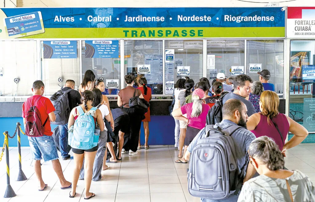 Ônibus de transporte intermunicipal do Rio Grande do Norte em rodoviária.