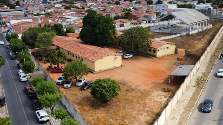 Fachada da unidade escolar estadual com reparos em curso.