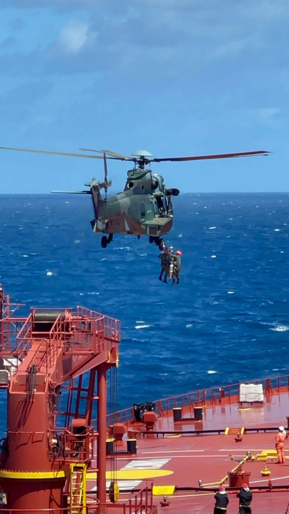 Aeronave H-36 Caracal da Força Aérea Brasileira em missão de resgate.