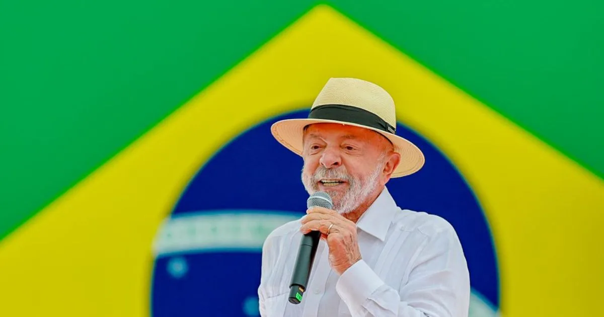 Presidente Luiz Inácio Lula da Silva acenando para apoiadores durante ato público.