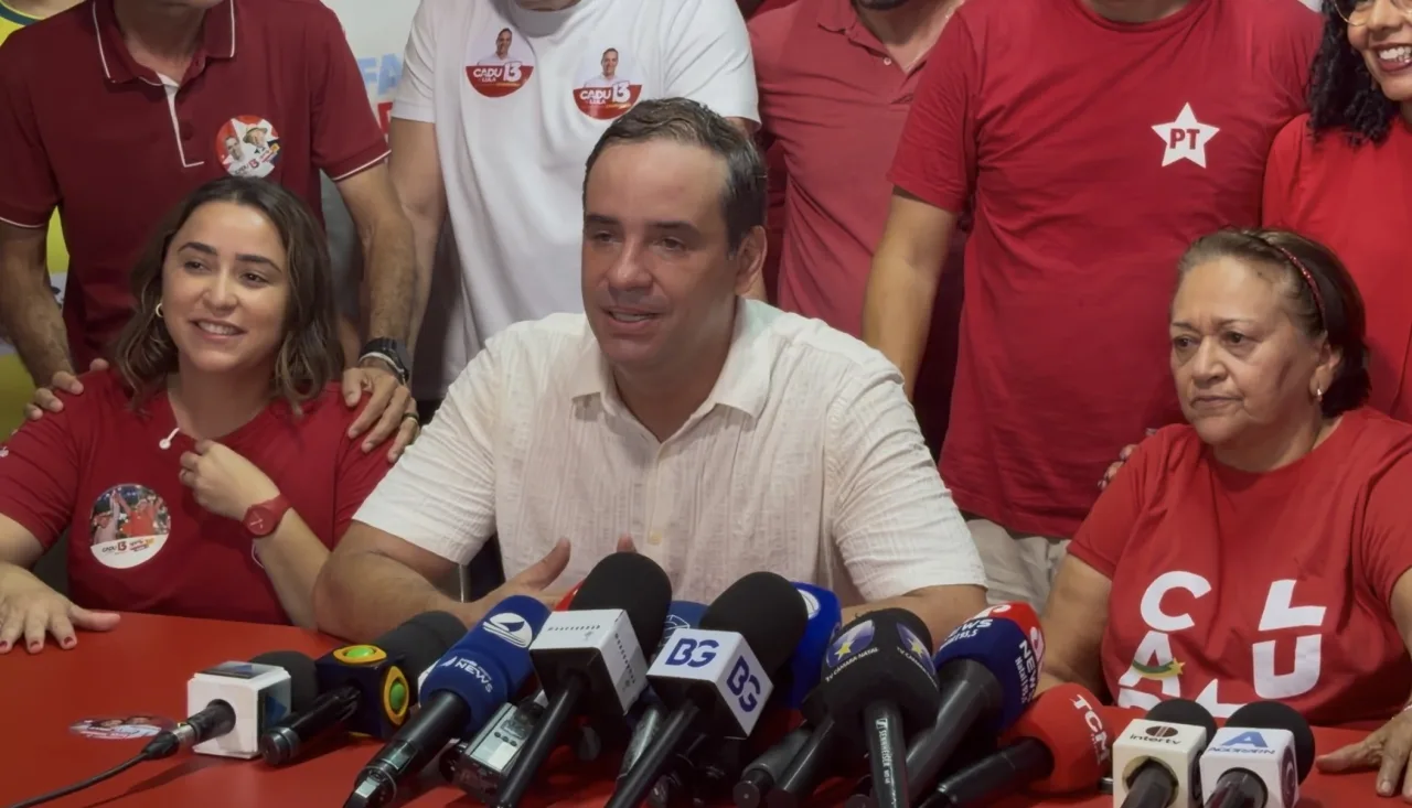 Cadu de Lula sorrindo em evento de campanha.