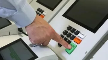Foto de uma urna eletrônica durante o processo de apuração de votos.