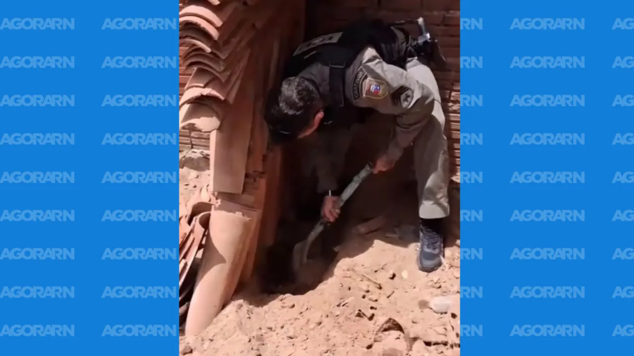 Policial investiga muro onde foram encontradas argolas furtadas de cemitério em Parelhas