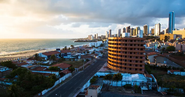 Vista da orla de Natal com infraestrutura urbana.