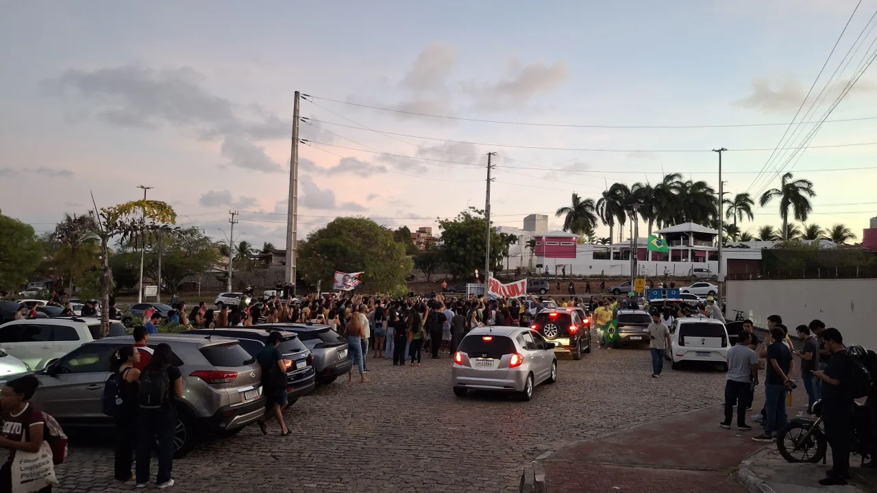 Estudantes e militantes políticos em discussão no campus da UFRN.