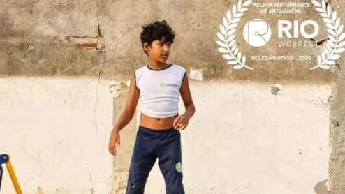 O ator mirim Raul Silveira compondo personagem para a websérie Onã.