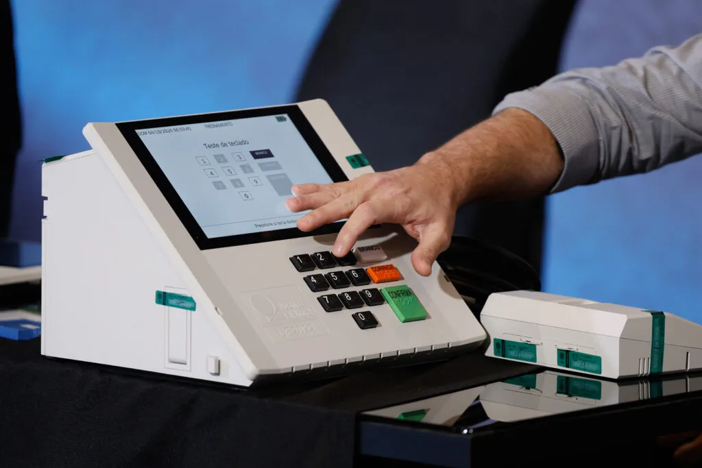 Urna eletrônica durante votação oficial