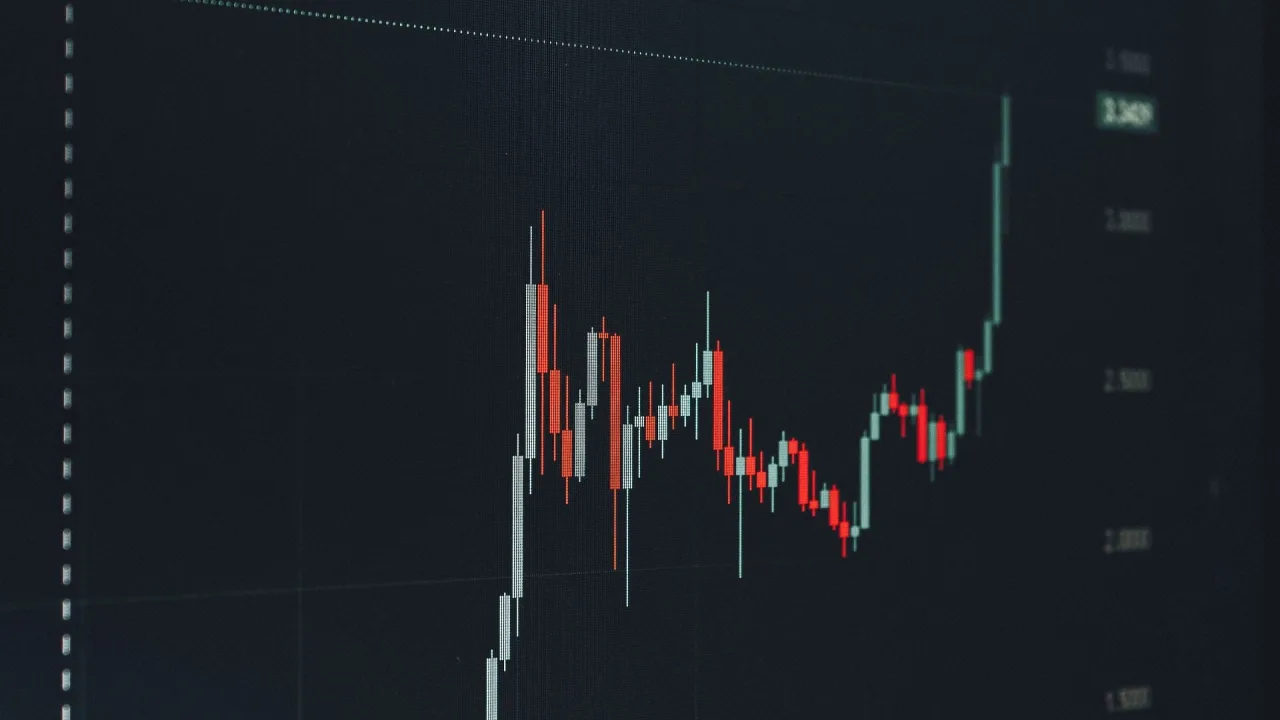 Painel de cotações da B3 em dia de baixa no mercado financeiro.