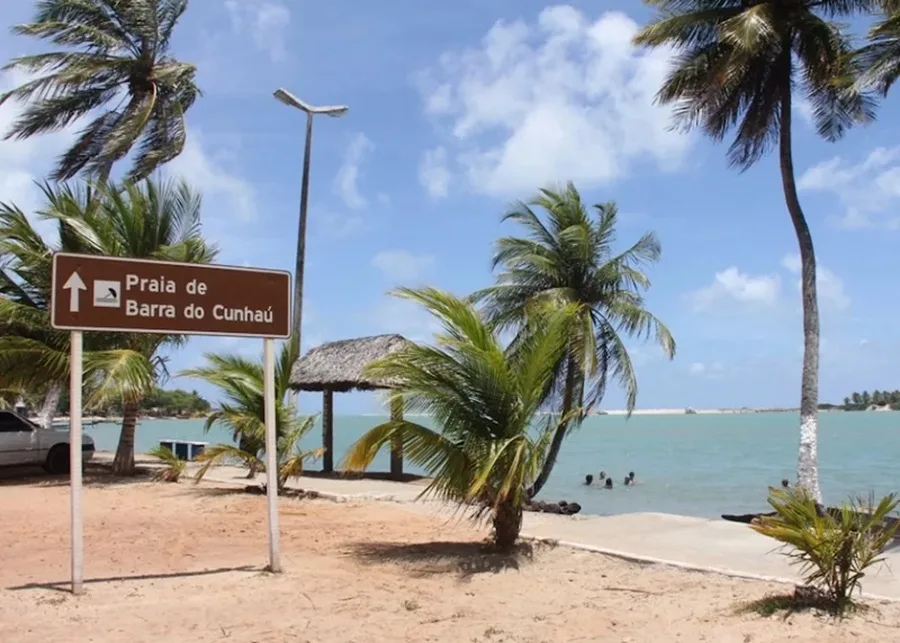 Placa turística sinalizando a praia de Barra do Cunhaú no Rio Grande do Norte.
