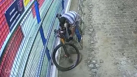 Bicicleta sendo furtada de bicicletário na Grande Natal