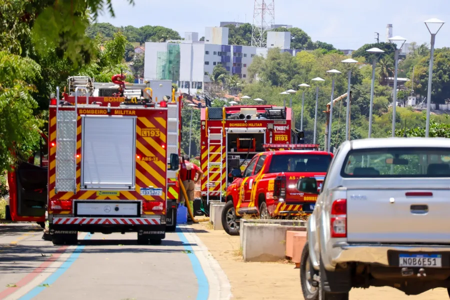 Caminhões do Corpo de Bombeiros Militar do Rio Grande do Norte no local do incêndio em Natal.