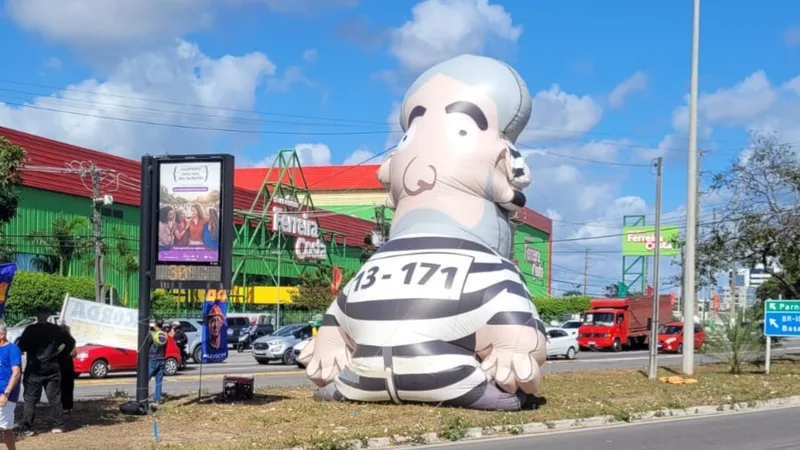 Boneco inflável Pixuleco representando o presidente Lula em manifestação em Natal.