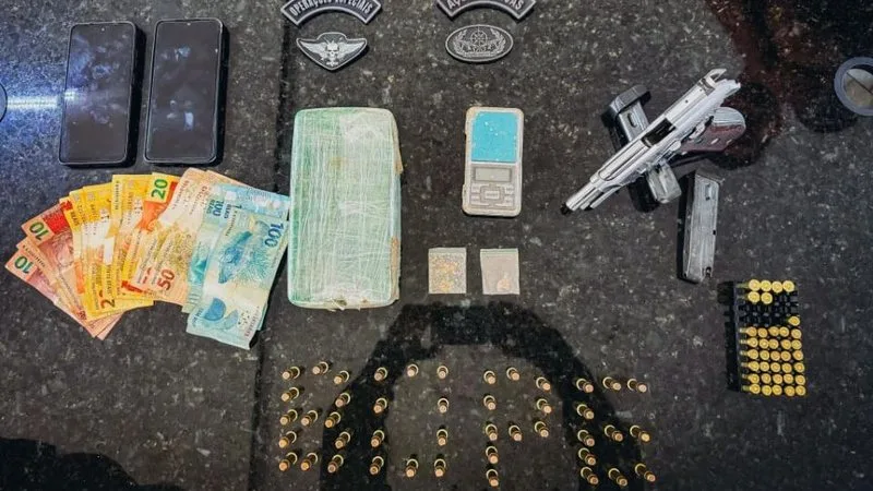 Armamento e drogas apreendidos pela Polícia Militar em Natal.