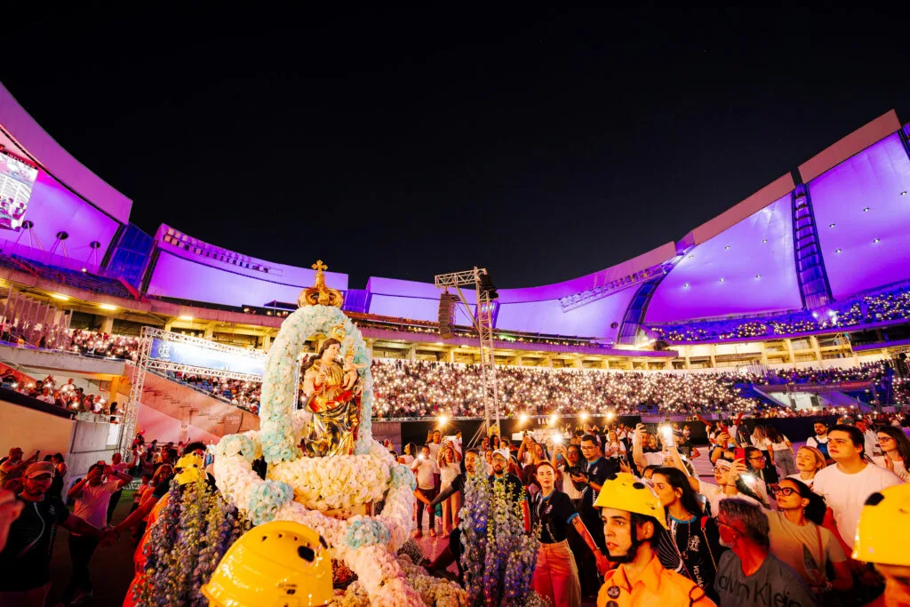 Multidão de fiéis reunida na Arena das Dunas durante o evento Bote Fé Natal com Maria.
