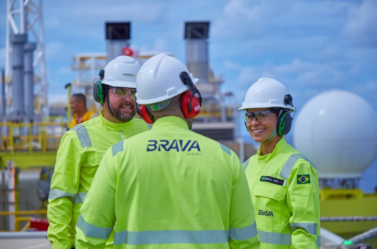 Equipamentos de extração de gás e petróleo em campo terrestre operado pela Brava Energia