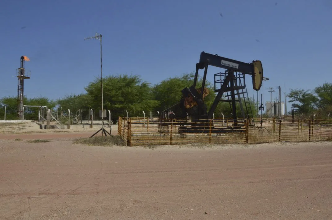 Torre de extração de petróleo em campo terrestre no Rio Grande do Norte