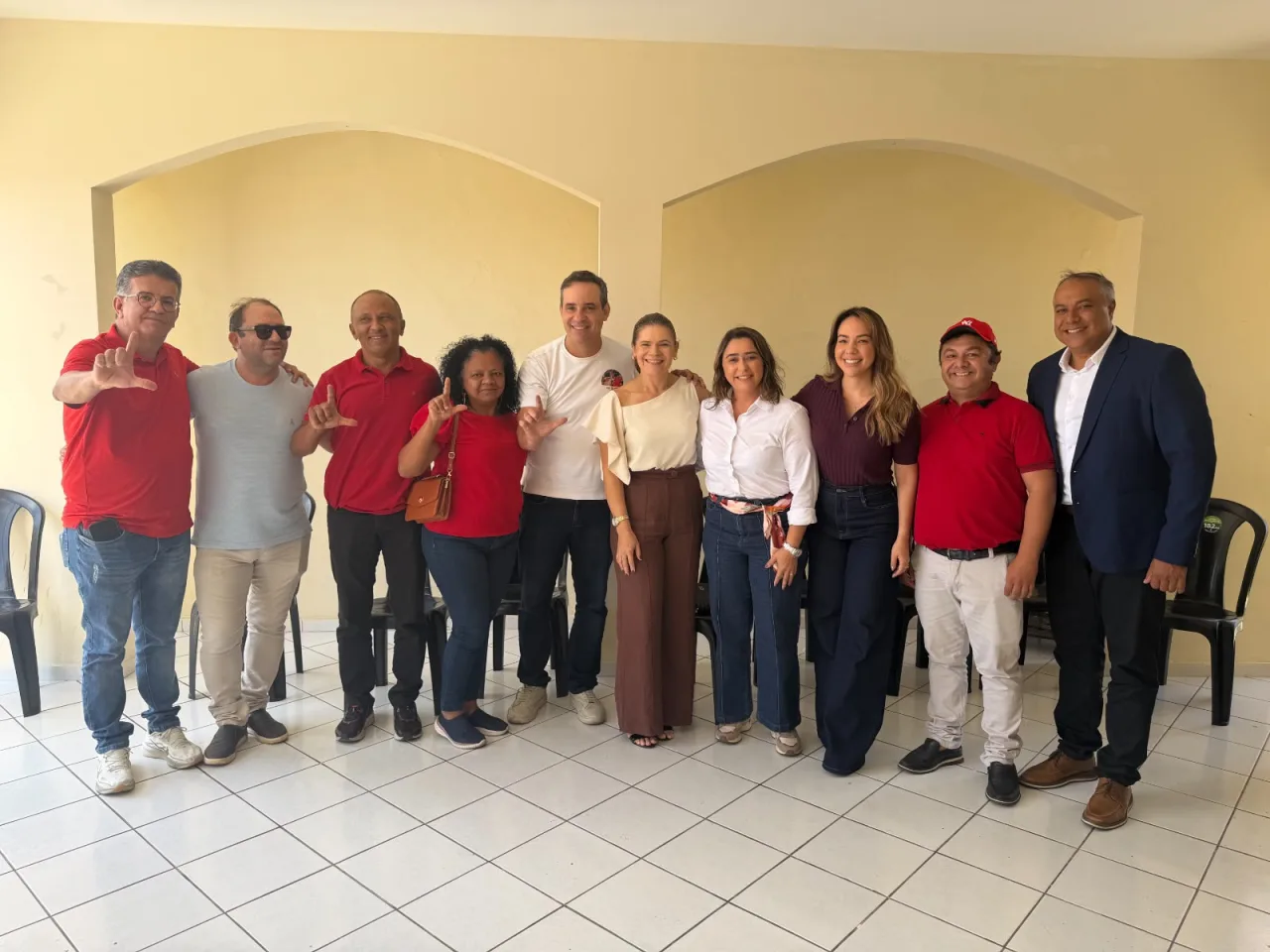 Cadu de Lula acompanhado por lideranças políticas em ato de campanha.