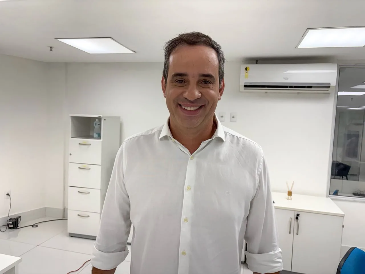 Governador eleito Cadu de Lula posando para fotos.