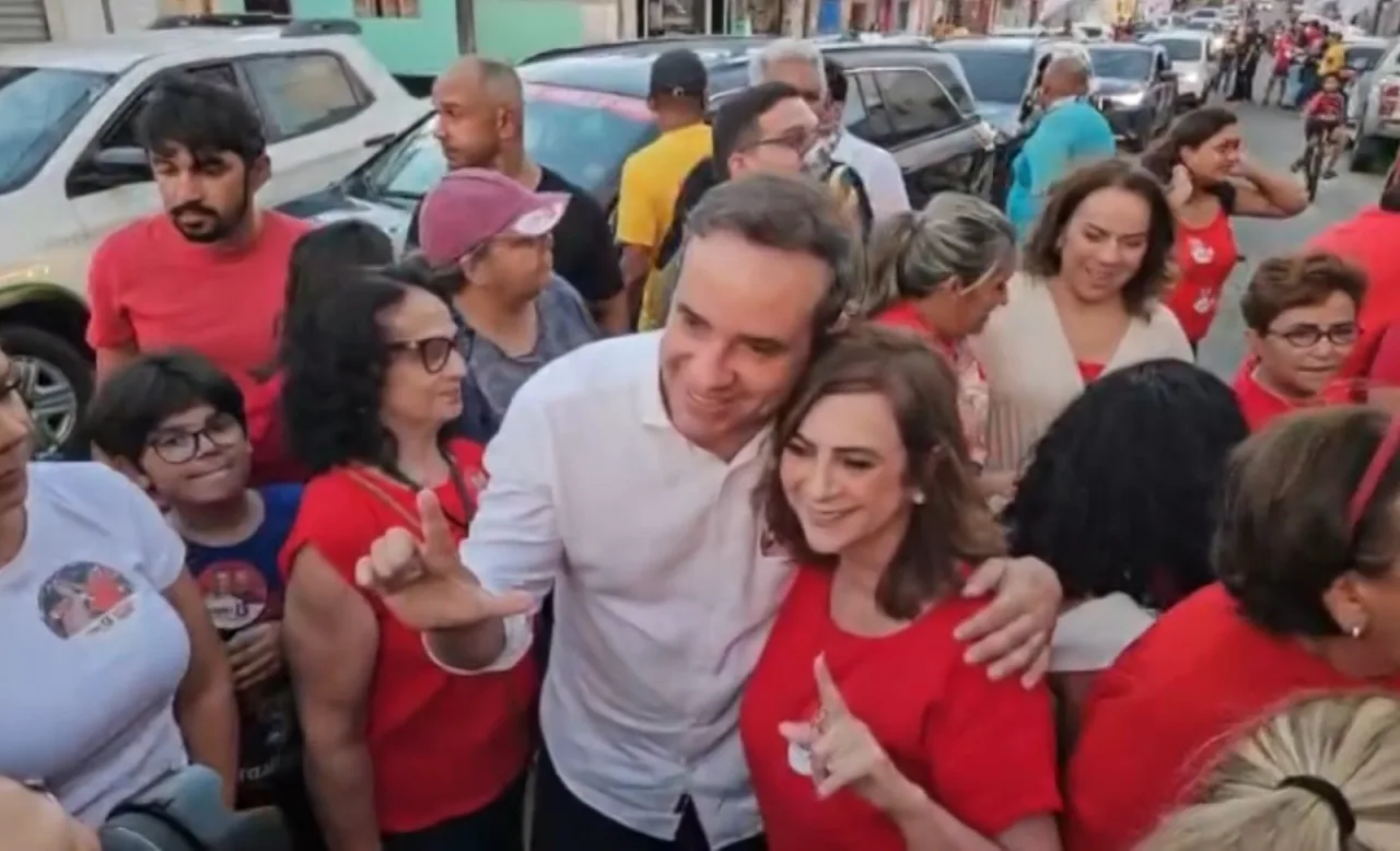 Cadu de Lula caminhando pelo bairro das Quintas, em Natal, acompanhado de apoiadores.