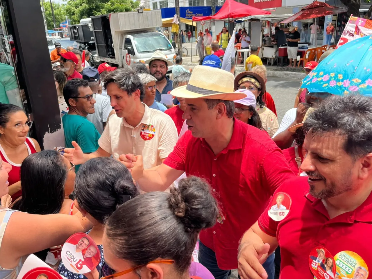 Cadu de Lula cumprimentando eleitores durante caminhada em Parnamirim.