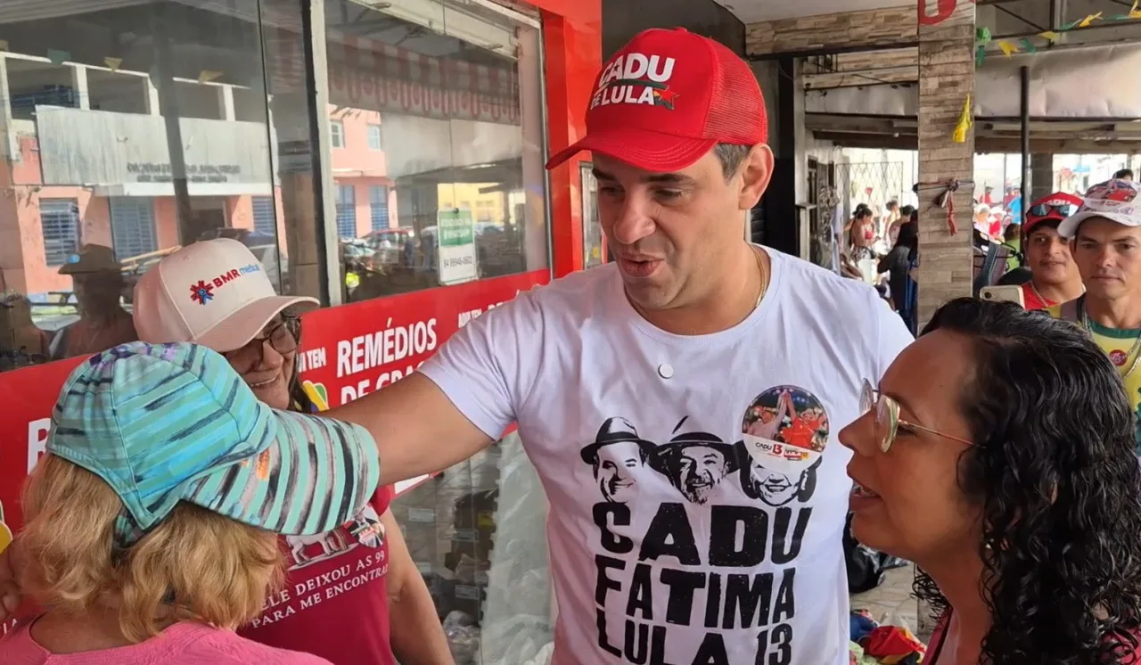 Cadu de Lula caminhando por feira livre no bairro de Felipe Camarão