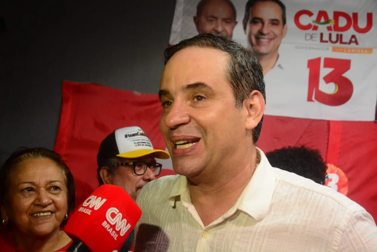 Cadu Xavier e Fátima Bezerra em entrevista coletiva após o resultado das eleições.