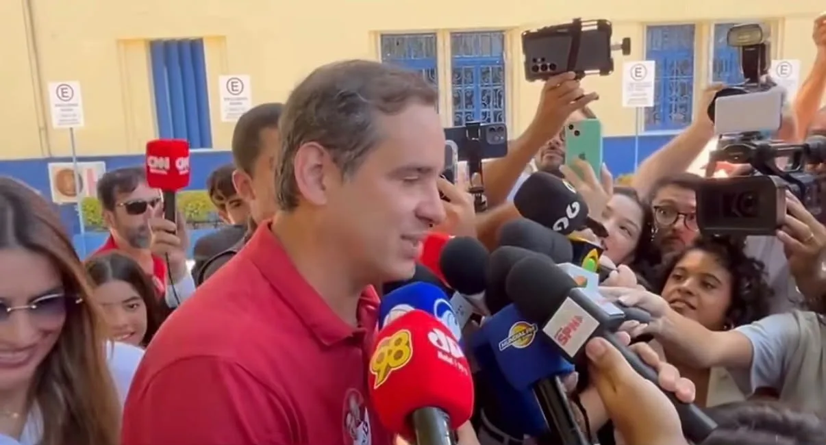 Candidato Cadu exercendo o direito ao voto em urna eletrônica.