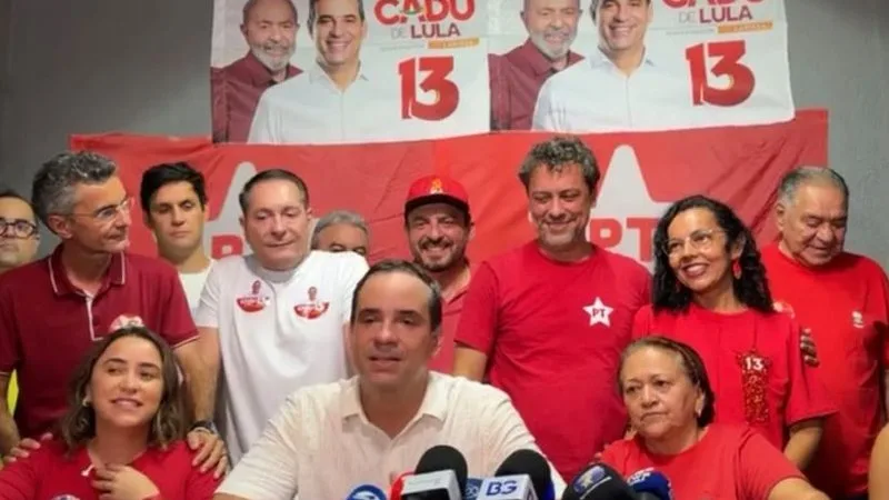 Cadu Xavier discursando para apoiadores durante a celebração da vitória em Natal.